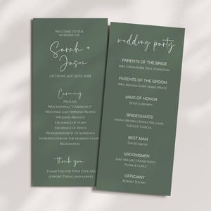 Op de afbeelding: Een groen huwelijksceremonieprogramma met de namen Sarah en Jason en de datum 26 augustus 2000. De tweede pagina vermeldt de leden van de bruiloftspartij en hun namen.