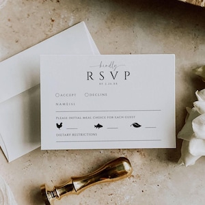 Puede incluir: Tarjeta RSVP blanca con texto negro. La tarjeta tiene una sección para que los invitados acepten o rechacen la invitación, ingresen sus nombres e indiquen su elección de comida. Las opciones de comida son pollo, pescado o vegetariano.