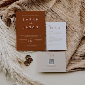 Peut inclure: Une suite d'invitation de mariage avec un fond brun et des accents dorés. L'invitation présente les noms "Sarah et Jason" et la date "26 août". La carte des détails comprend des informations sur la cérémonie et la réception. La carte RSVP contient un code QR pour que les invités puissent répondre.