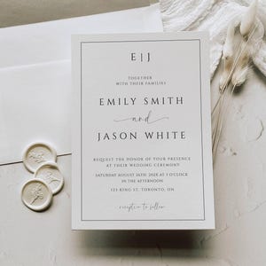 Puede incluir: Elegante invitaci&oacute;n de boda con un dise&ntilde;o minimalista. La invitaci&oacute;n presenta los nombres de Emily Smith y Jason White, junto con la fecha y hora de la boda. Incluye un sobre a juego y sellos de cera. La invitaci&oacute;n est&aacute; impresa en una tarjeta blanca.