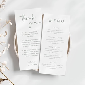 Könnte beinhalten: Eine Hochzeits-Dankeskarte und ein Menü in einem schlichten, modernen Design. Die Dankeskarte sagt "Danke" in einer handschriftlichen Schriftart und enthält den Text "Vielen Dank, dass Sie unseren besonderen Tag mit uns geteilt haben. Wir sind dankbar, so eine wundervolle Familie und Freunde zu haben, und wir fühlen uns geehrt, Sie hier bei uns zu haben. Bitte essen, trinken, tanzen und schaffen Sie Erinnerungen mit uns heute Abend, an unserem ersten Abend als Mann und Frau. Mit Liebe, Sarah + Jason". Die Speisekarte sagt "MENU" in einer einfachen Schriftart und enthält den Text "Vorspeise: Baby-Rukola mit einer Zitronen-Vinaigrette und zerstoßenem roten Pfeffer. Zweiter Gang: Gekochte Nudelblätter gefüllt mit frischem Ricotta und Spinat, im Ofen gebacken in einer Sahnesauce. Hauptgericht: Gekochte Nudelblätter gefüllt mit frischem Ricotta und Spinat, im Ofen gebacken in einer Sahnesauce. Gebratenes Thunfischfilet serviert mit einem Tomaten-Thymian-Confit, auf einem Lauchpüree. Dessert: Geschichtete Box-Scones in Limoncello, garniert mit Schlagsahne aus Mascarpone und Beeren."