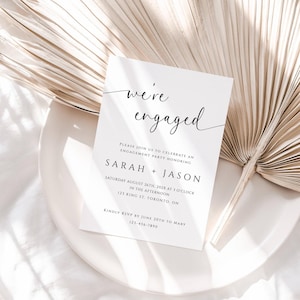 Puede incluir: Una tarjeta blanca con texto negro anunciando una fiesta de compromiso para Sarah y Jason. La tarjeta incluye la fecha, la hora y la ubicación de la fiesta, así como una fecha límite para confirmar asistencia.