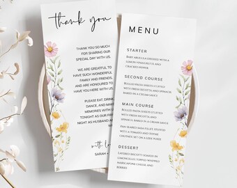 Op de afbeelding: Een huwelijksmenukaart met bloemillustraties. Het menu bevat voorgerecht-, hoofdgerecht-, hoofdgerecht- en dessert-opties. De tekst op de kaart luidt: "MENU", "VOORGERECHT", "BABY ARUGULA DRESSED WITH A LEMON VINAIGRETTE AND CRACKED PEPPER", "HOOFDGERECHT", "ROLLED PASTA SHEETS STUFFED WITH FRESH RICOTTA AND SPINACH BAKED IN A CREAM SAUCE", "HOOFDGERECHT", "ROLLED PASTA SHEETS STUFFED WITH FRESH RICOTTA AND SPINACH, BAKED IN A CREAM SAUCE", "PAN-SEARED SASA FILLET STUFFED WITH A TOMATO AND THYME CHUTNEY, SET ON A LEEK PUREE", "DESSERT", "LAYERED BISCOTTI SOAKED IN LIMONCELLO TOPPED WHIPPED MARSCAPONE CHEESE AND BERRIES".