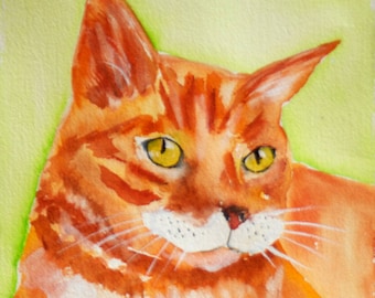 Puede incluir: Pintura a la acuarela de un gato atigrado naranja con ojos amarillos. El gato está representado en una pose relajada, con sus patas visibles. El fondo es un suave lavado verde y amarillo, creando una sensación cálida y acogedora.