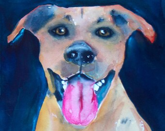 Può includere: Dipinto ad acquerello del volto di un cane, che esprime gioia. Il cane ha pelo marrone, naso nero e lingua rosa. Lo sfondo è blu scuro, creando contrasto con i toni caldi del cane. Lo stile pittorico è sciolto ed espressivo.