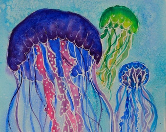 Puede incluir: Pintura a la acuarela de tres medusas en tonos de azul, morado, verde y rosa. La medusa más grande es de un morado intenso con largos tentáculos fluidos. Las otras dos son más pequeñas, una verde y otra azul.