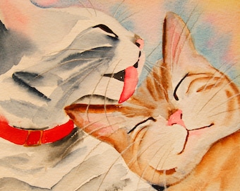 Puede incluir: Una pintura de acuarela de dos gatos, uno blanco y gris con un collar rojo, lamiendo la cara del otro gato naranja. El gato naranja tiene los ojos cerrados y está sonriendo. El fondo es una suave acuarela rosa y azul.