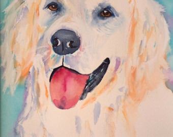 Può includere: Dipinto ad acquerello di un cane Golden Retriever con un mantello color crema chiaro, occhi marroni e lingua rosa. Il naso del cane è nero e lo sfondo è azzurro. L'opera è firmata in basso a destra.