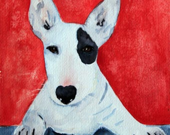 Puede incluir: Pintura a la acuarela de un perro Bull Terrier blanco con una mancha negra sobre un ojo y una nariz negra. El perro está sobre un fondo rojo, con sus patas apoyadas en una superficie azul.