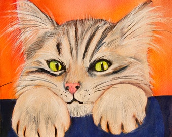 Puede incluir: Una pintura de acuarela de un gato atigrado con ojos verdes, mirando directamente al espectador. El gato está descansando sus patas sobre una superficie azul, con un fondo naranja.