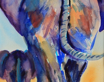 Può includere: Dipinto ad acquerello di due elefanti, uno grande e uno piccolo, nelle tonalità del blu, del viola e dell'arancione. L'elefante più grande è in primo piano, con la schiena e la coda visibili. L'elefante più piccolo è parzialmente visibile dietro quello più grande.