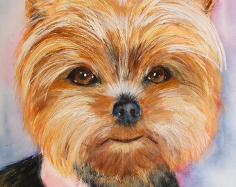 Può includere: Ritratto ad acquerello di un cane Yorkshire Terrier. Il cane ha occhi marroni, naso nero e mantello marrone chiaro e bianco. Indossa un colletto rosa e una giacca nera. Lo sfondo è una morbida miscela di rosa e blu.