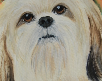 Può includere: Un dipinto ad acquerello di un cane Shih Tzu con un mantello color crema e occhi marroni. Il cane ha un pelo lungo e fluente, un naso nero e un'espressione gentile. Lo sfondo è una miscela di arancione e giallo.