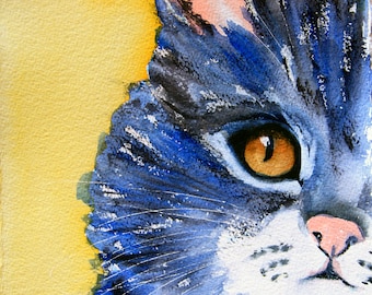 Puede incluir: Primer plano de la cara de un gato azul con un ojo abierto sobre un fondo amarillo.