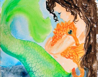 Puede incluir: Pintura a la acuarela de una sirena abrazando un caballito de mar. La sirena tiene pelo largo castaño y una cola verde. El caballito de mar es naranja. El fondo es una mezcla de tonos azules y verdes.