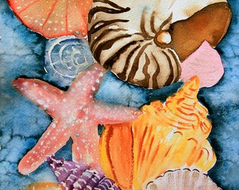 Puede incluir: Pintura a la acuarela de varias conchas marinas y una estrella de mar en tonos de naranja, rosa, morado y marrón sobre un fondo azul. La composición incluye una concha de nautilus, una concha de vieira y un erizo de mar.
