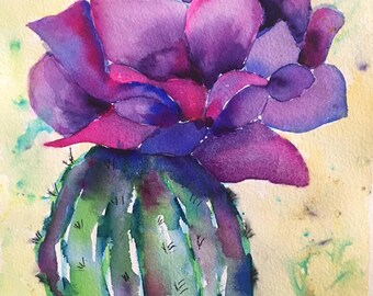 Puede incluir: Pintura a la acuarela de un cactus con una gran flor morada vibrante. El cuerpo del cactus es verde con acentos azules y morados, y los pétalos de la flor pasan del morado oscuro al rosa. El fondo es amarillo suave.