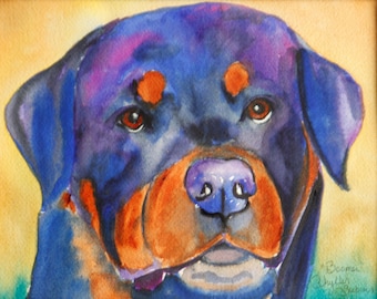 Può includere: Dipinto ad acquerello del volto di un cane Rottweiler. Il cane ha una testa blu e viola con segni arancioni sopra gli occhi e sul muso. Il naso del cane è viola e gli occhi sono marroni. Lo sfondo è giallo.