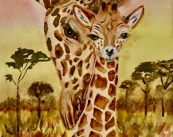 Può includere: Dipinto ad acquerello di due giraffe, una madre e il suo cucciolo, in un abbraccio affettuoso. Le giraffe hanno motivi maculati marroni e beige. Lo sfondo presenta un paesaggio della savana con alberi e un cielo caldo giallo e arancione.