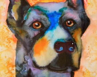 Può includere: Un dipinto ad acquerello del muso di un cane, raffigurante un Dobermann Pinscher. L'opera d'arte utilizza una vibrante tavolozza di blu, arancioni e gialli. Gli occhi del cane sono marroni caldi e lo sfondo è arancione strutturato.