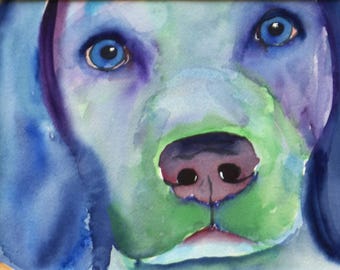 Può includere: Dipinto ad acquerello del volto di un cane, con tonalità blu, verdi e viola. Il cane ha occhi blu brillante, muso verde e naso viola. L'opera è un ritratto ravvicinato, che mostra i tratti espressivi del cane.
