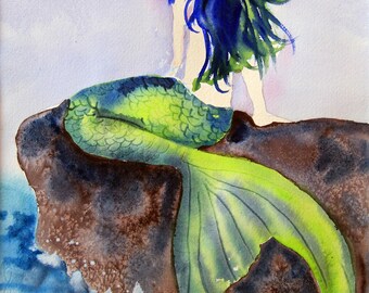 Può includere: Dipinto ad acquerello di una sirena seduta su una roccia. La sirena ha lunghi capelli blu e verdi con una stella gialla. La sua coda è verde e gialla. Lo sfondo mostra acqua blu e un cielo viola chiaro.