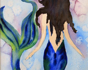 Puede incluir: Pintura a la acuarela de una sirena vista por la espalda, con pelo largo negro y una cola azul y verde. La piel de la sirena es de color beige claro, y el fondo es una mezcla de azul, morado y blanco.