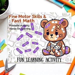 Può includere: Un foglio di attività stampabile con il testo "Fine Motor Skills & Fast Math" e "Fun Learning Activity". Presenta un orso dei cartoni animati con bende e uno sfondo di illustrazioni a tema medico. Sono visibili anche matite colorate e forbici.
