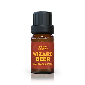 Puede incluir: Una botella de vidrio marrón con una tapa negra, que contiene 10 ml de aceite de fragancia Wizard Beer. La etiqueta es roja con texto amarillo que dice "Park+ Scents Wizard Beer 10 ml Fragrance Oil".