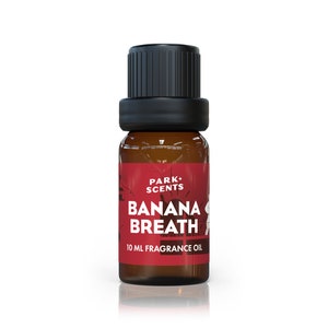 Puede incluir: Una botella de vidrio ámbar de 10 ml de aceite de fragancia con aroma a plátano con una tapa negra. La etiqueta es roja con texto blanco que dice "Park + Scents Banana Breath 10 ml Fragrance Oil".