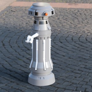 以下が含まれることがあります： 丸い頭とオレンジ色のボタンが1つ付いたグレーとホワイトのロボットのおもちゃ。ロボットは、爪のような手を持つ白い腕をしています。