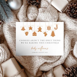 Tarjeta de anuncio de embarazo navideño, tarjeta de galletas navideñas: plantilla editable de Canva