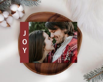 Joy Holiday Card, rote Weihnachtsfotokartenvorlage - Bearbeitbare Canva-Vorlage