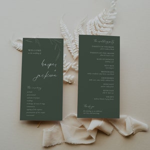 Op de afbeelding: Twee donkergroene trouwprogramma's met witte tekst. Het linkerprogramma zegt "Welkom bij de bruiloft van Harper + Jackson" en geeft de ceremoniedetails. Het rechterprogramma geeft de bruiloftsgasten weer.