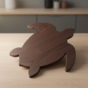 Puede incluir: Un salvamanteles de madera con forma de tortuga en un tono marrón cálido. El salvamanteles tiene una superficie lisa y está diseñado con detalles recortados para la cabeza, las aletas y la cola. Un accesorio de cocina decorativo y funcional.