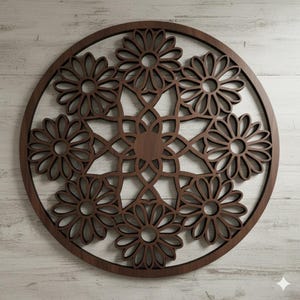 Könnte beinhalten: Runde Wanddekoration aus dunkelbraunem Holz. Das Design umfasst ausgeschnittene Blumenformen in einem kreisförmigen Rahmen mit einem aufwendigen zentralen Muster. Die Holzmaserung ist sichtbar und verleiht dem Dekorationsartikel Textur. Der Durchmesser beträgt ca. 40 cm.