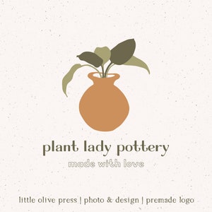 Op de afbeelding: Een logo voor een pottenbakkerij genaamd "plant lady pottery" met de slogan "made with love". Het logo toont een eenvoudige illustratie van een plant in een pot met groene bladeren in een terracotta pot.