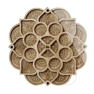 Puede incluir: Un mandala de madera con intrincados diseños cortados con láser. El mandala es de color marrón y tiene una forma circular con un patrón de flores.