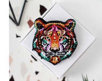 ビーズ刺繍　虎 ビーズ刺繍】虎くん【ブローチ】 ブローチ wafu wafu 通販