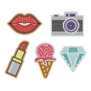 Peut inclure: Six patchs thermocollants en perles colorées, dont une bouche rouge, un rouge à lèvres, un appareil photo, un cornet de glace et un diamant.