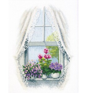 Puede incluir: Un patrón de punto de cruz que representa una ventana con cortinas de encaje blanco y tres plantas en maceta. Las plantas están en flor con flores rosas y moradas. La ventana está enmarcada en blanco y tiene una vista de un paisaje verde.