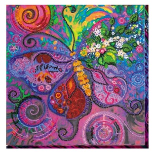 Può includere: Un'opera d'arte quadrata con perline raffigurante una farfalla colorata con motivi intricati. La farfalla ha ali arancioni, rosse e viola, con un corpo di perline gialle. Lo sfondo è un mix di viola, blu e verde, con disegni a spirale e floreali.