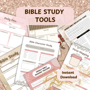 Op de afbeelding: Een verzameling afdrukbare Bijbelstudiehulpmiddelen, waaronder dagelijkse overdenkingen, vers-mappinggidsen en karakterstudies. De ontwerpen hebben zachte roze en beige tinten met bloemaccenten. De woorden "Bible Study Tools" en "Instant Download" zijn zichtbaar.