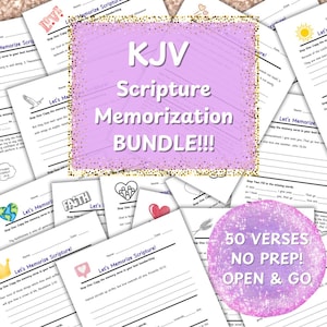 Pode incluir: Uma cole&ccedil;&atilde;o de folhas de trabalho impressas de memoriza&ccedil;&atilde;o das Escrituras KJV. As folhas de trabalho t&ecirc;m um fundo rosa e dourado com glitter. O texto nas folhas de trabalho inclui "Let's Memorize Scripture!" e "50 Versos Sem Preparo! Abrir e Ir."