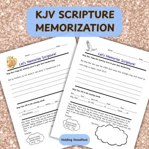 Pode incluir: Duas folhas de trabalho brancas com o texto "KJV SCRIPTURE MEMORIZATION" e "Let's Memorize Scripture!". As folhas de trabalho t&ecirc;m se&ccedil;&otilde;es para preencher e instru&ccedil;&otilde;es para memoriza&ccedil;&atilde;o. Uma faixa azul na parte inferior diz "Holding Steadfast".