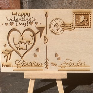 Valentinstag Postkarte, Liebe Postkarte, personalisierte Postkarte aus Holz, Valentinstagsgeschenke für Ihn oder Sie, personalisierte gravierte Postkarte mit Ständer