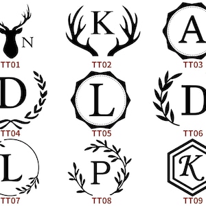 Puede incluir: Nueve dise&ntilde;os de monogramas diferentes que presentan varios estilos, incluyendo una cabeza de ciervo, astas, una corona, un c&iacute;rculo y un hex&aacute;gono. Cada dise&ntilde;o incluye una sola letra, como K, A, D, L y P.