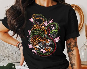 T-shirt tigre et serpent japonais, t-shirt graphique fleurs de cerisier, art japonais unique, chemise style tatouage, t-shirt art animalier