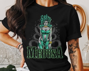 Maglietta Medusa mitologia greca, abbigliamento divinità greche, maglietta grafica Medusa, design divinità mitologica, maglietta ispirata alla storia