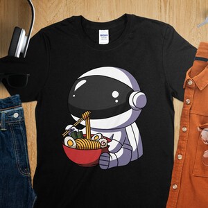 Camiseta de ramen japonesa con fideos asiáticos y astronauta de anime kawaii, camiseta de anime, camiseta de ramen, arte japonés